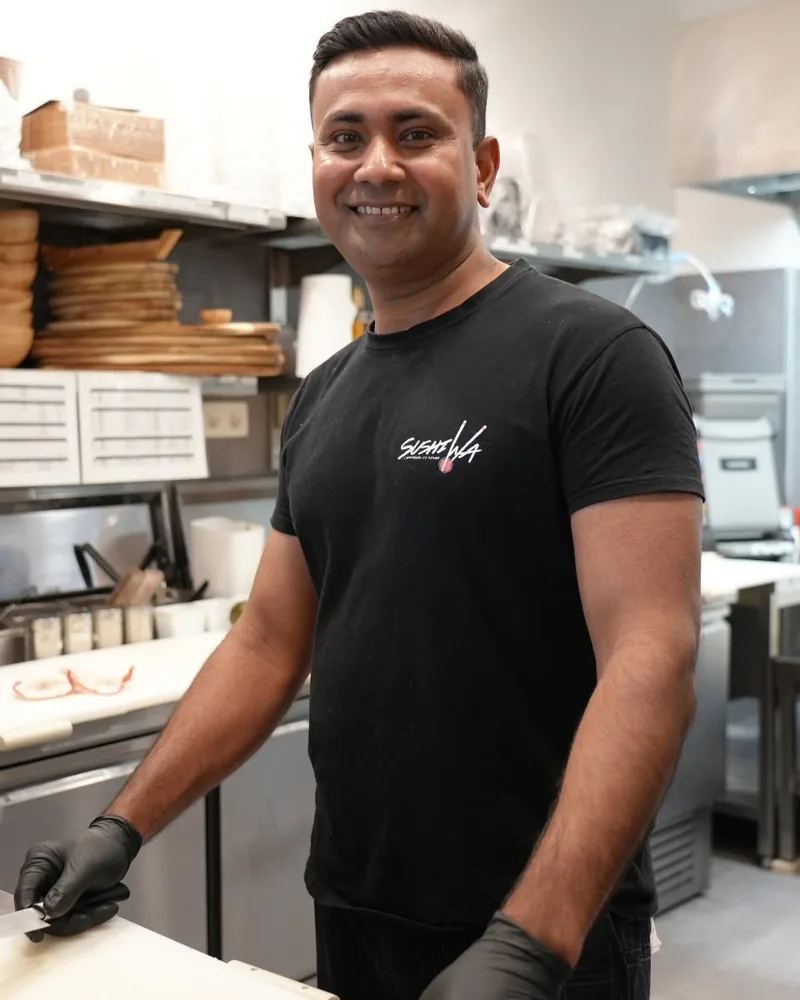 Le maître sushi de Sushi Wa en cuisine, préparation des sushis halal à Ixelles, Bruxelles