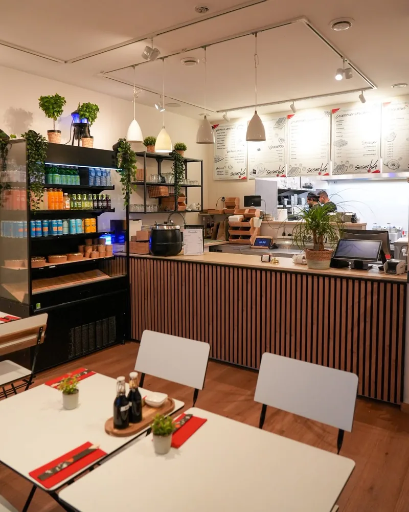 Le comptoir et la salle de Sushi Wa, Place Eugène Flagey à Ixelles