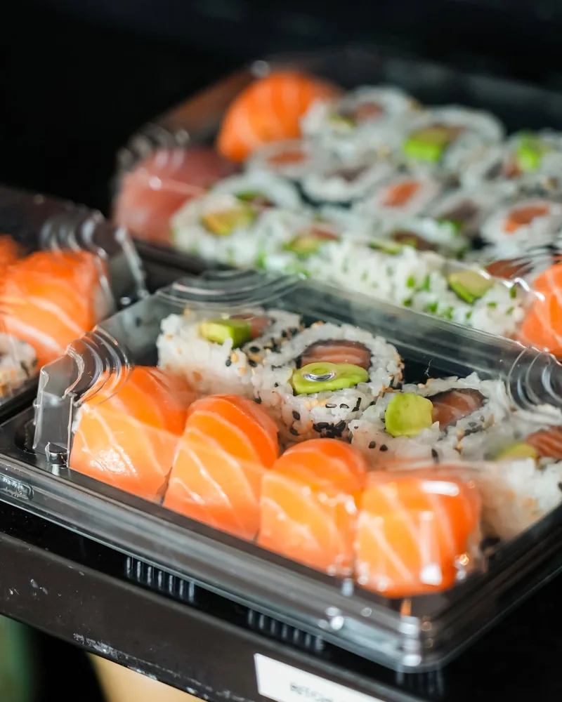 Plateau de nigiri et makis au saumon préparé à emporter chez Sushi Wa, Flagey