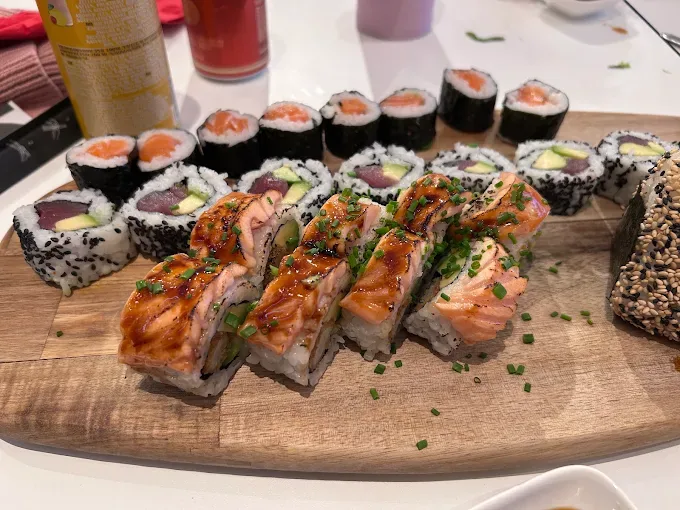Plateau de makis et california rolls préparé par Sushi Wa à Flagey