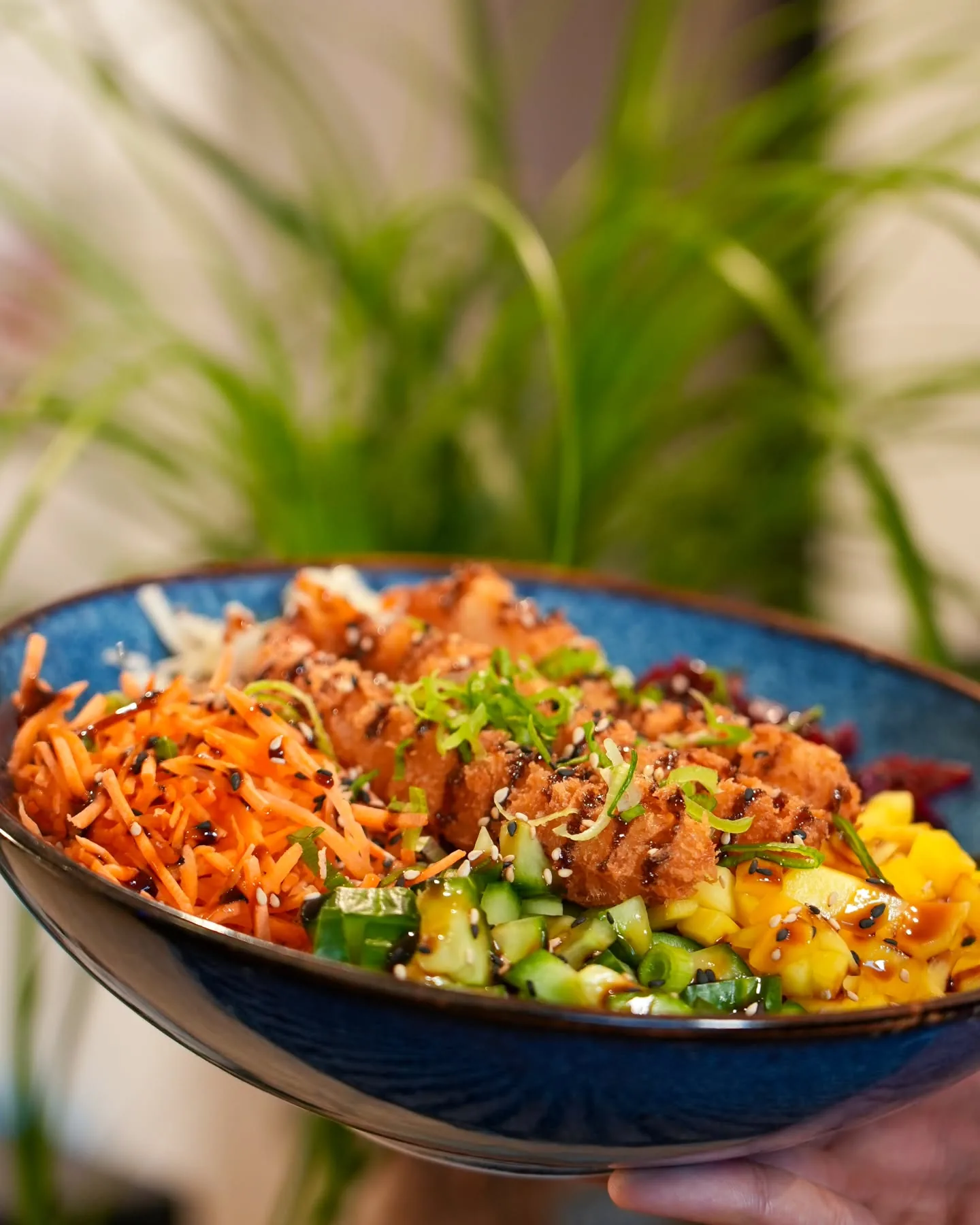 Poke bowl maison au saumon, mangue et avocat préparé par Sushi Wa à Ixelles