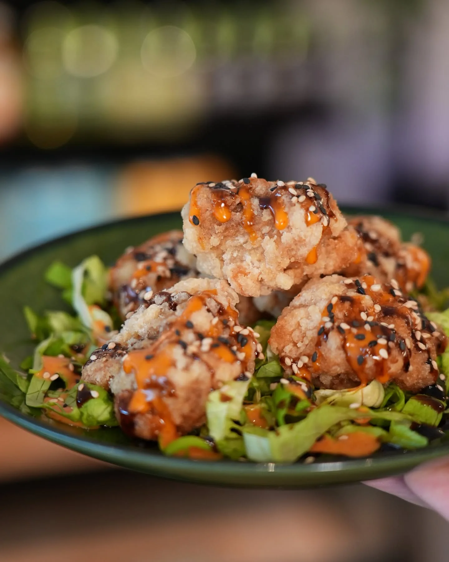 Poulet karaage croustillant servi en entrée chaude chez Sushi Wa à Ixelles