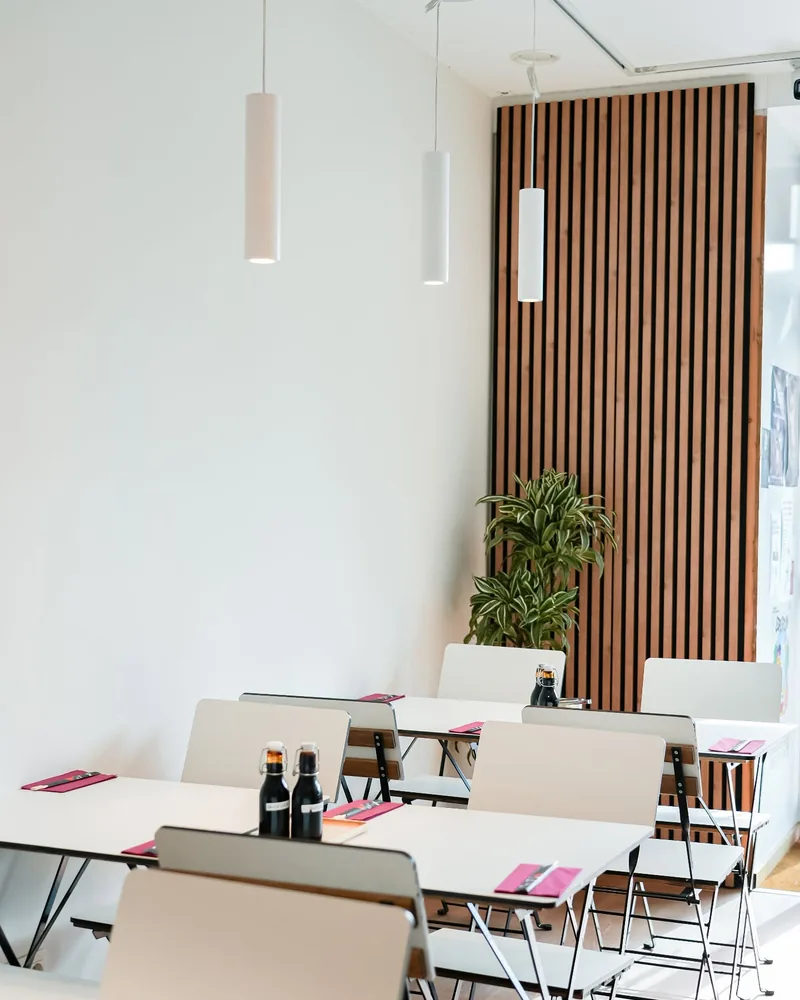 La salle de Sushi Wa à Ixelles, murs en tasseaux de bois et éclairage chaleureux